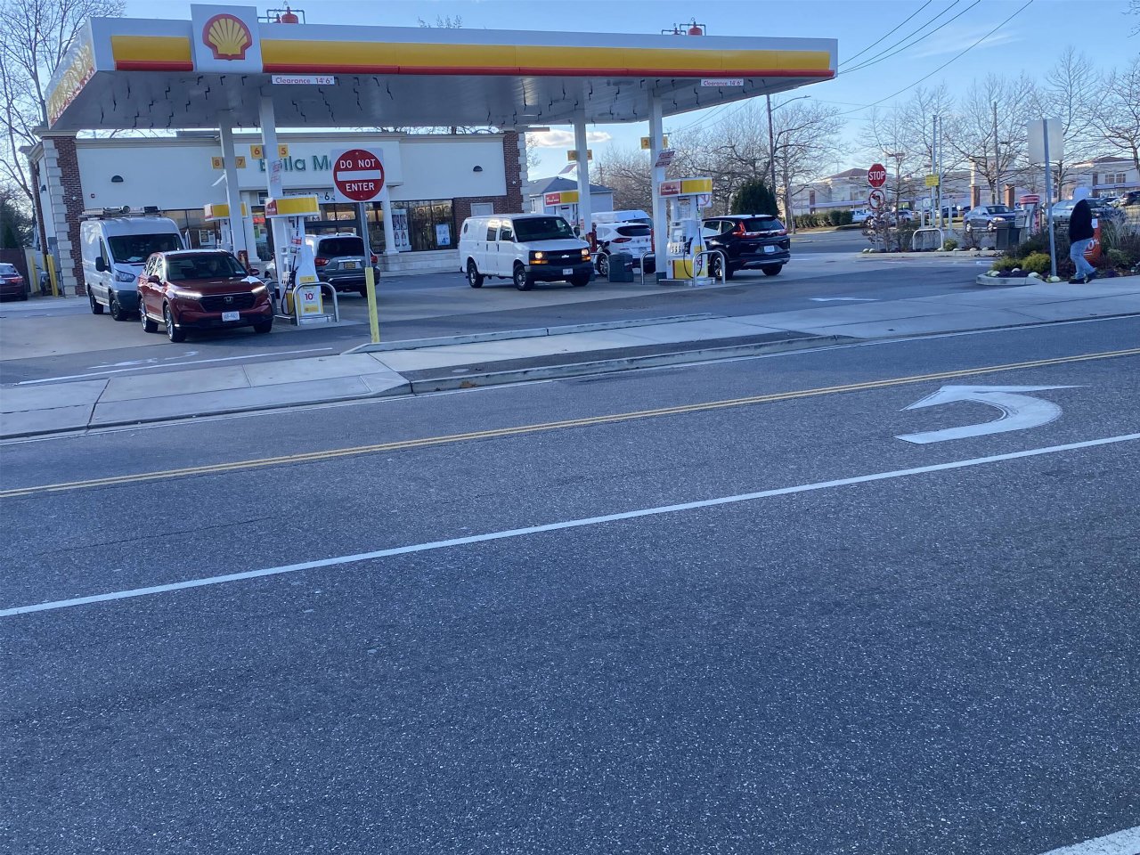 630 Main St Shell Gas Station & Bolla C Store